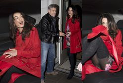 Amal Clooney za wysoko podniosła nogi