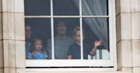 Charlotte i George wygłupiają się w oknie. Wyglądają przezabawnie