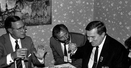George H. W. Bush odwiedził Polskę dwukrotnie. Jako pierwszy prezydent USA