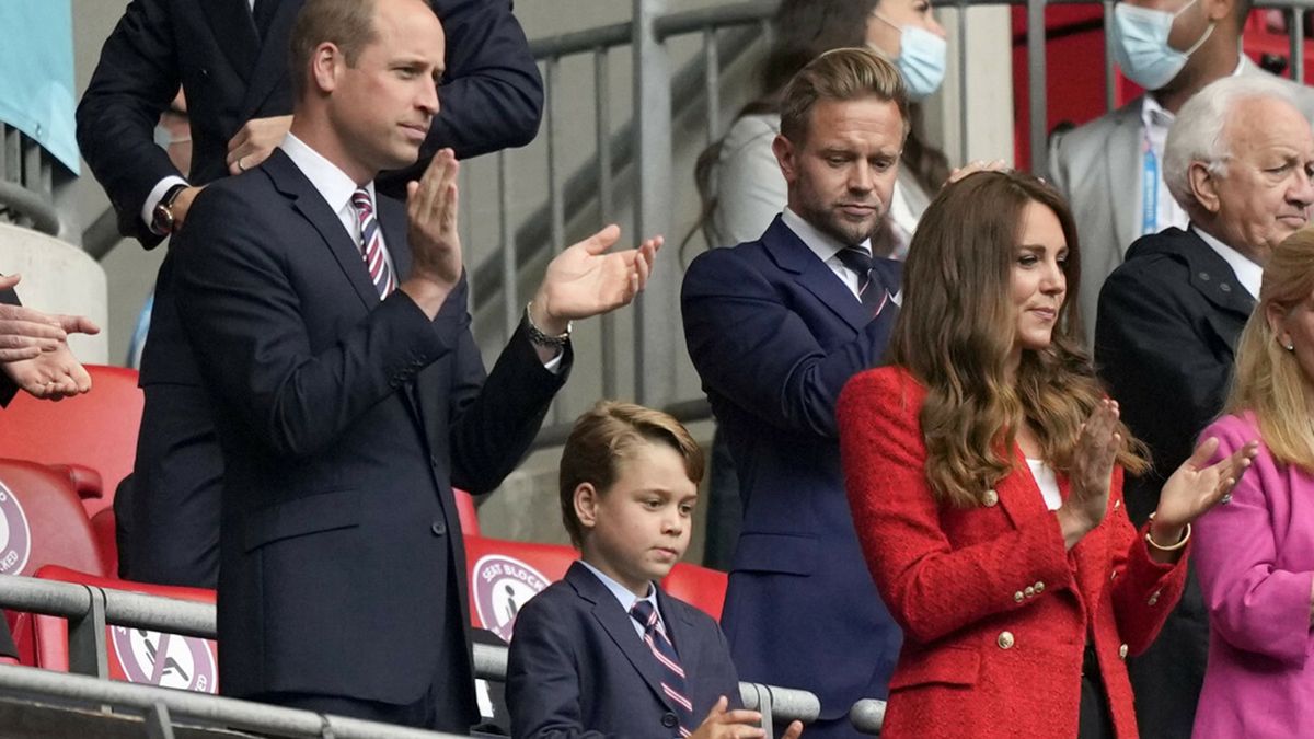 William i Kate zabrali George'a na mecz Anglików na Euro 2020. Tata i syn w bliźniaczych stylizacjach prezentują się wyjątkowo szykownie