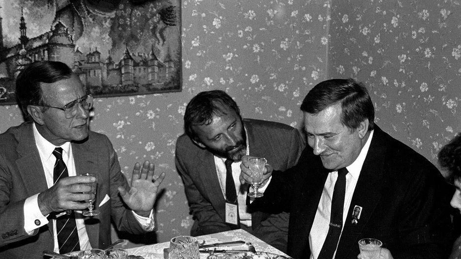 George H.W. Bush na spotkaniu z Lechem Wałęsą 