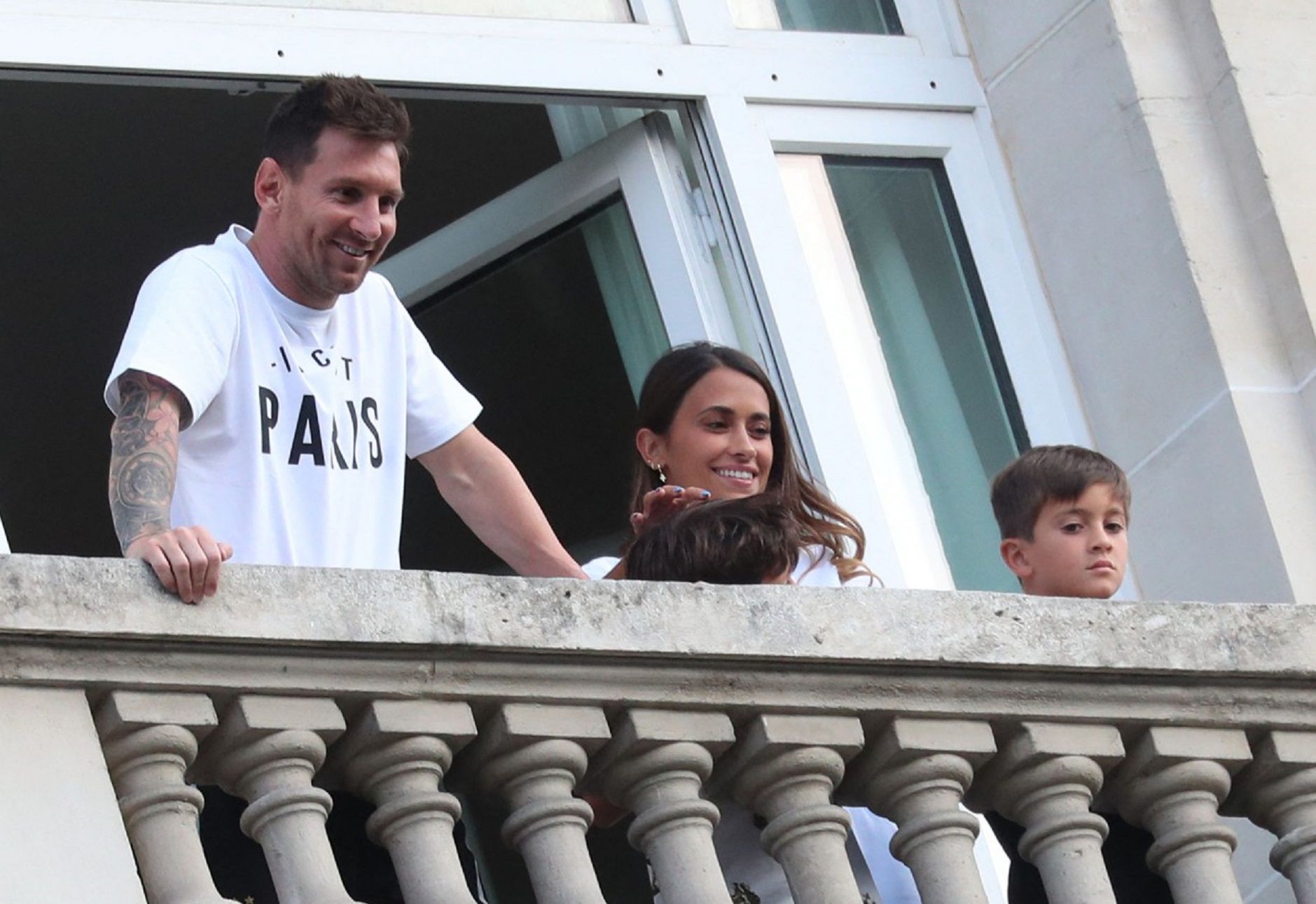 Leo Messi z żoną i dziećmi w Paryżu