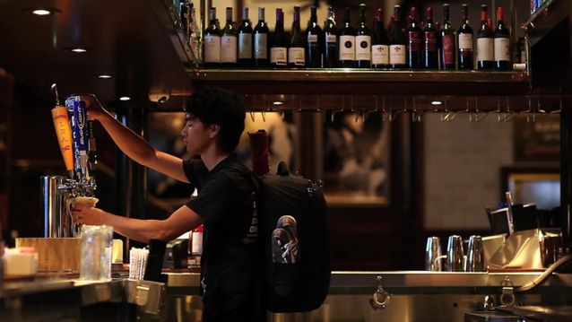 Ośmieszyli ochronę i policję urządzając gonitwę na lotnisku [wideo] 1