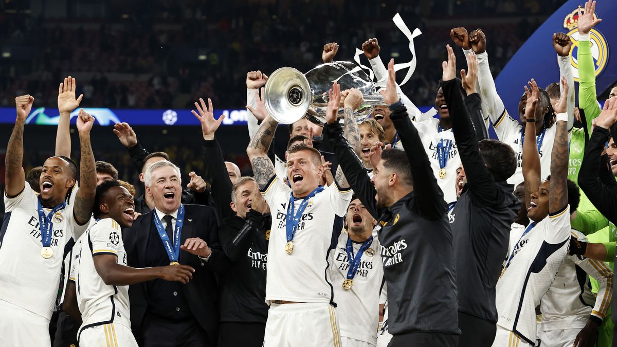 LONDON - (l-r) Eder Militao of Real Madrid, Vinicius Junior of Real Madrid, Real Madrid coach Carlo Ancelotti, Toni Kroos of Real Madrid with UEFA Champions League trophy, Coupe des clubs Champions Europaens, Luka Modric of Real Madrid, Vinicius Junior of Real Madrid during the UEFA Champions League Final between Borussia Dortmund and Real Madrid at Wembley Stadium on June 1, 2024 in London, United Kingdom. ANP | Hollandse Hoogte | MAURICE VAN STEEN (Photo by ANP via Getty Images)