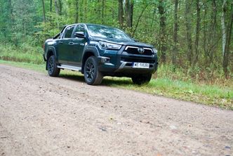 Toyota Hilux. Pick-up wjeżdża na scenę, gdy SUV to za mało