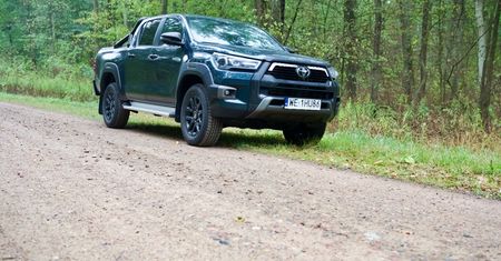 Toyota Hilux. Pick-up wjeżdża na scenę, gdy SUV to za mało