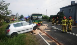 Śląskie. Czołówka z udziałem autobusu. Jedna osoba w szpitalu