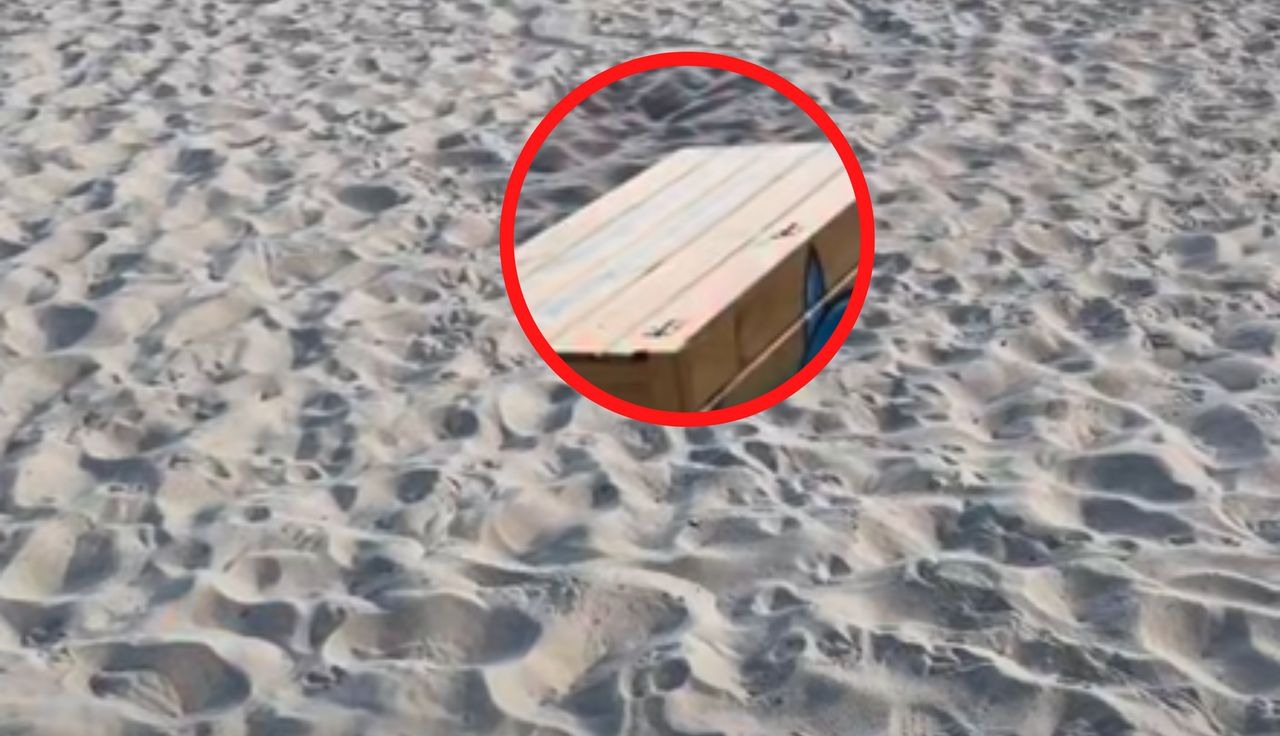 Stoją na plaży w Kołobrzegu. Aż zajrzał do środka