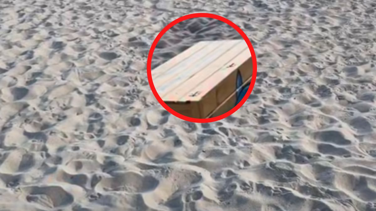 Na plaży w Kołobrzegu stoją skrzynie z zabawkami.