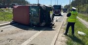 Groźne dachowanie busa w Warszawie. Pijany ściął dwie latarnie
