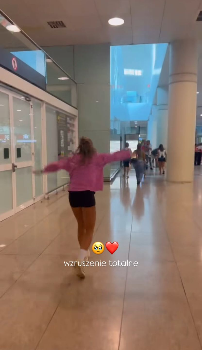 Córki powitały Annę Lewandowską na lotnisku
