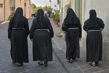 Tyle przelewa im ZUS. Emerytura zakonnic w Polsce. Lepiej usiądźcie