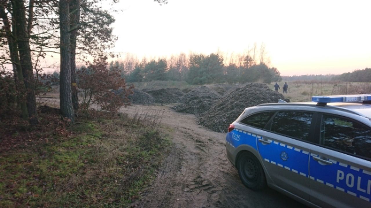 Nielegalne wysypisko pod Sieradzem fot: Łódzka Policja