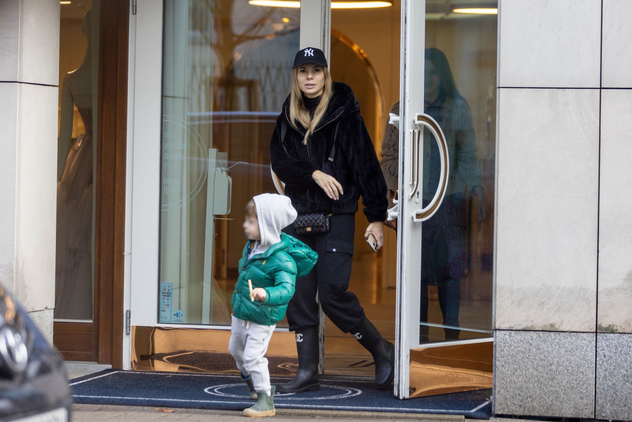 Izabela Janachowska wychodzi z synem ze swojego concept store