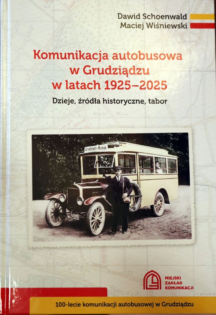 Długoletni pracownicy grudziądzkiego MZK z okazji 100 lecia powstania pierwszej linii autobusowej w Grudziądzu w ratuszu otrzymali okolicznościowe medale.