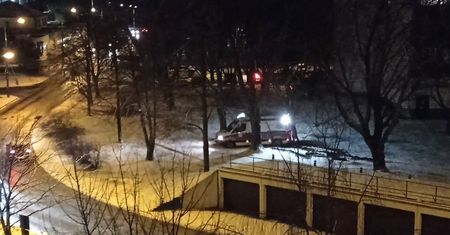 Kierowca karetki zjechał z chodnika na trawnik. Karetka utknęła w błocie