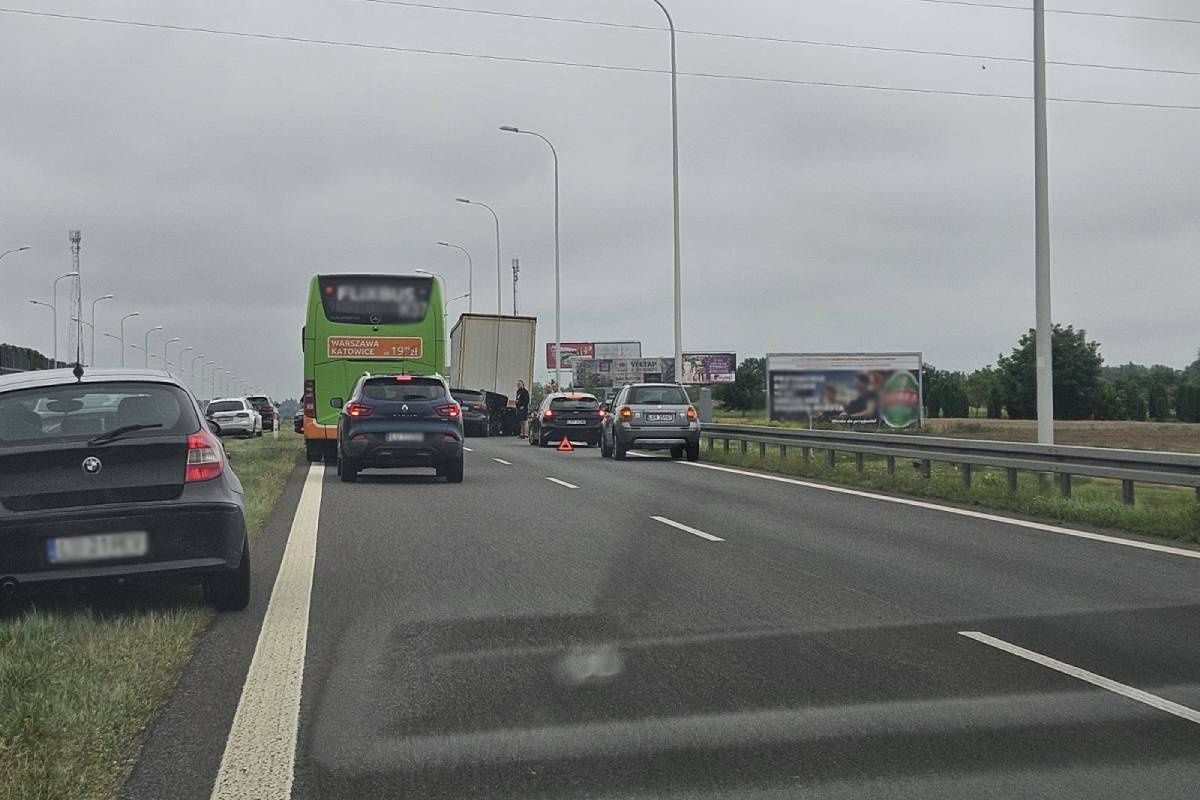 Subaru wbiło się w tył samochodu ciężarowego na wjeździe do Lublina