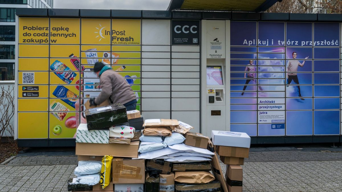 Reporter archiwum 2023 06
08.12.2022 Warszawa ul. Inflancka paczkomaty InPost kurier podczas doreczania paczek
fot Miroslaw Stelmach/REPORTER
Miroslaw Stelmach/REPORTER