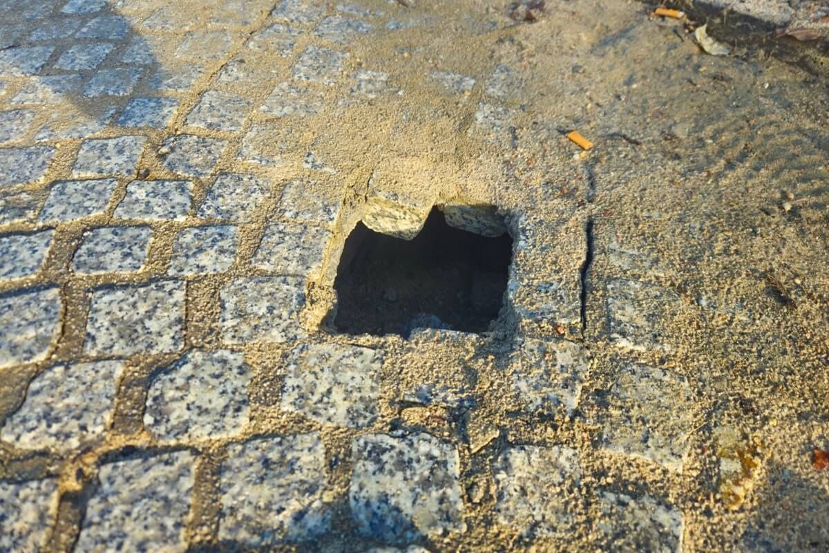 Zapadnięty chodnik na Placu Litewskim