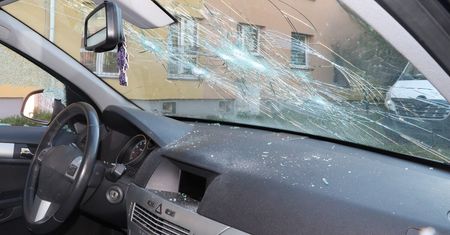Pomyłka kosztowała go wiele. Zniszczył auto sąsiada, myśląc że to cudze