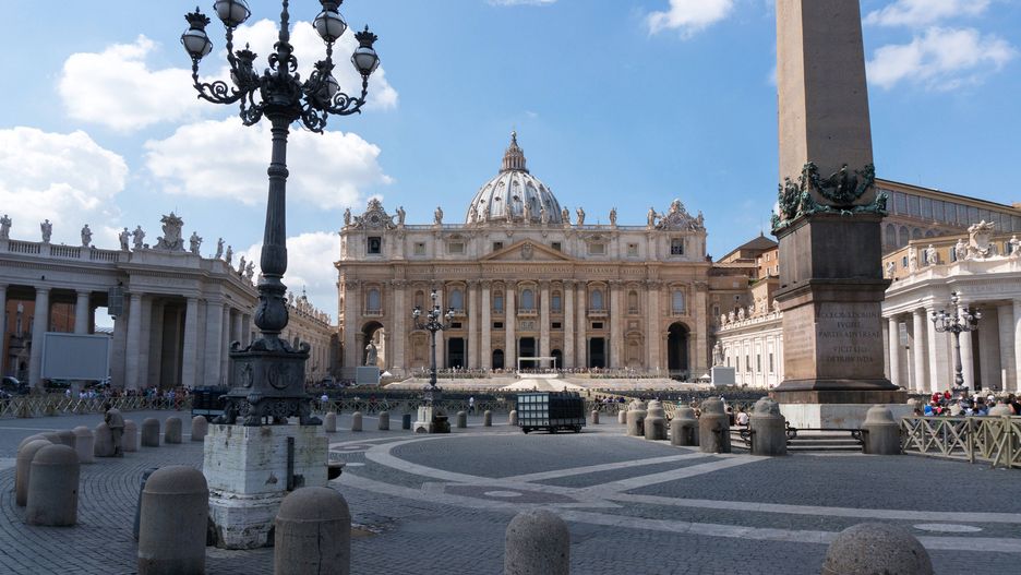 Pozwali Watykan. Domagają się milionów euro odszkodowania 
