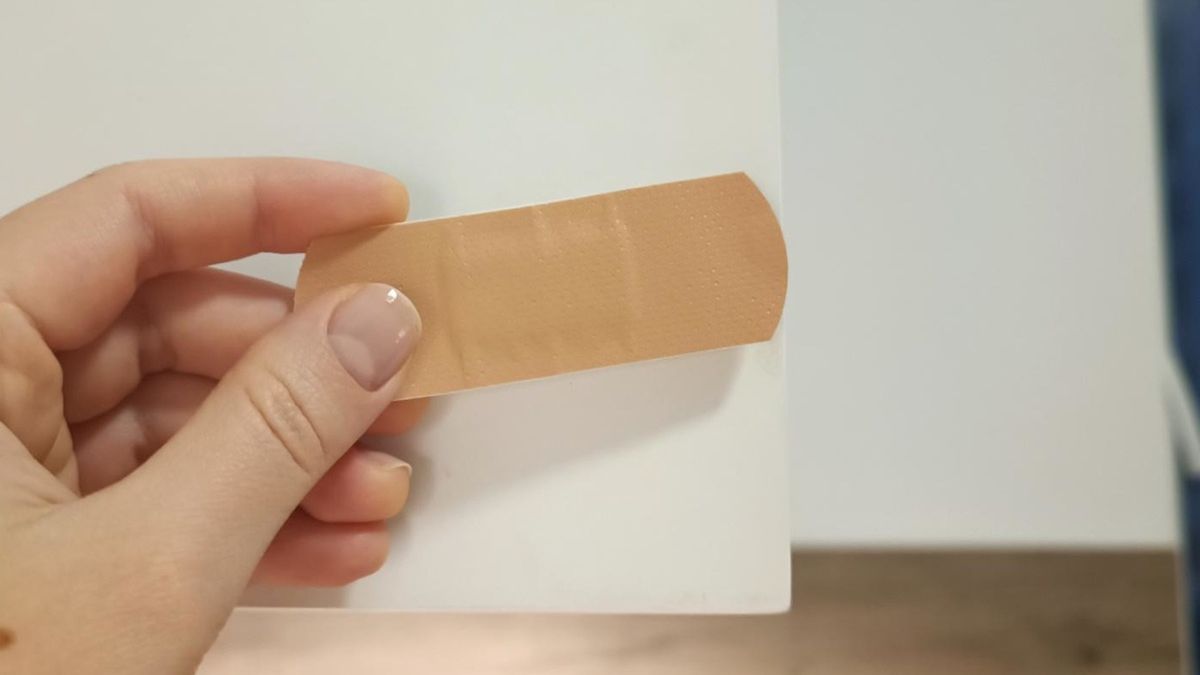 Plaster w szafce kuchennej