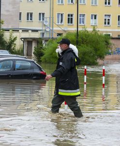 Zalane domy, powalone drzewa. Telefony się urywają