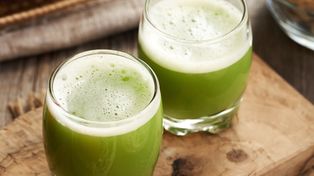 Zapomnij o drogich suplementach. Wystarczy szklanka dziennie, a jelita będą chodzić jak w zegarku