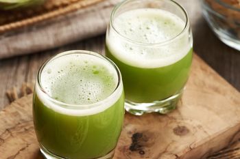 Zapomnij o drogich suplementach. Wystarczy szklanka dziennie, a jelita będą chodzić jak w zegarku