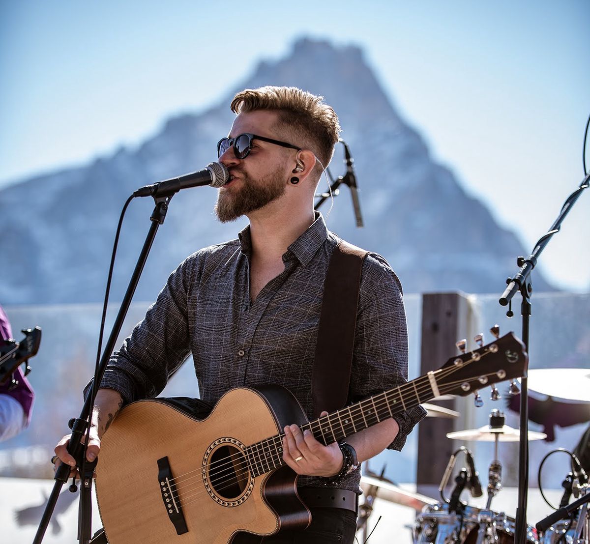 Adam Kalinowski dał się poznać w telewizyjnych talent show. Niedawno wydał solowy debiut