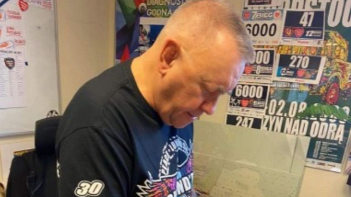 Jurek Owsiak podpisał bloczek uranu