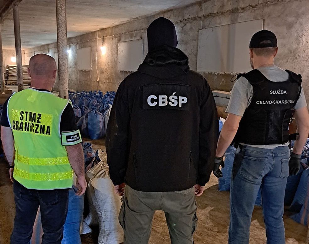 Blisko 6 ton nielegalnego tytoniu zabezpieczone w woj. łódzkim. Trzy osoby trafiły do aresztu