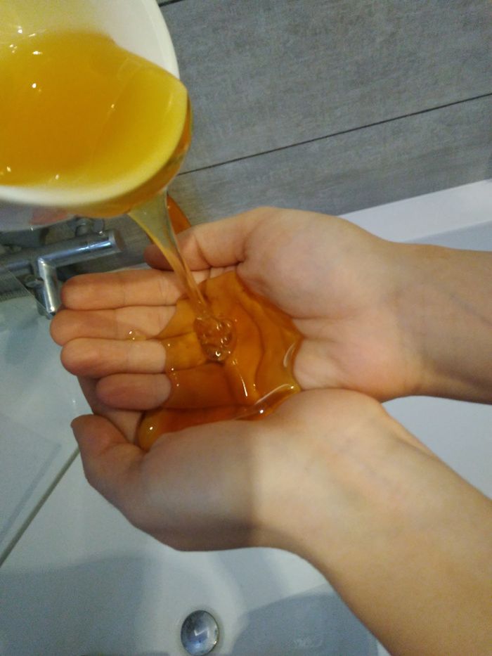 (wp.pl) Czwartego dnia moja skóra twarzy potrzebowała peelingu. Niewiele myśląc, do 2 łyżek miodu dodałam pół łyżeczki cynamonu. Małe drobinki przyprawy delikatnie starły martwy naskórek i oczyściły twarz