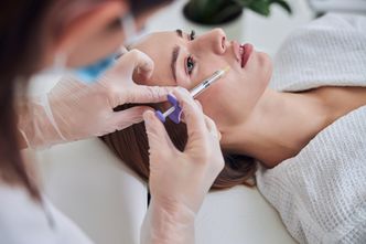 Pokazał zdjęcia po zabiegach. "Kosmetolodzy nagminnie poprawiają po lekarzach"