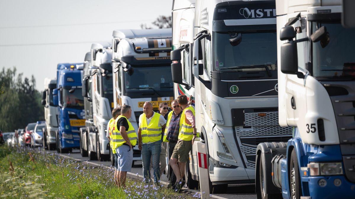 miejsce protestu
Tytus �mijewski
blokada, dk 25, DK25, logistyka transport drogowy, protest, tir, droga krajowa