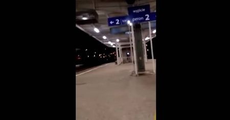 Nietypowa zapowiedź na dworcu PKP (WIDEO)