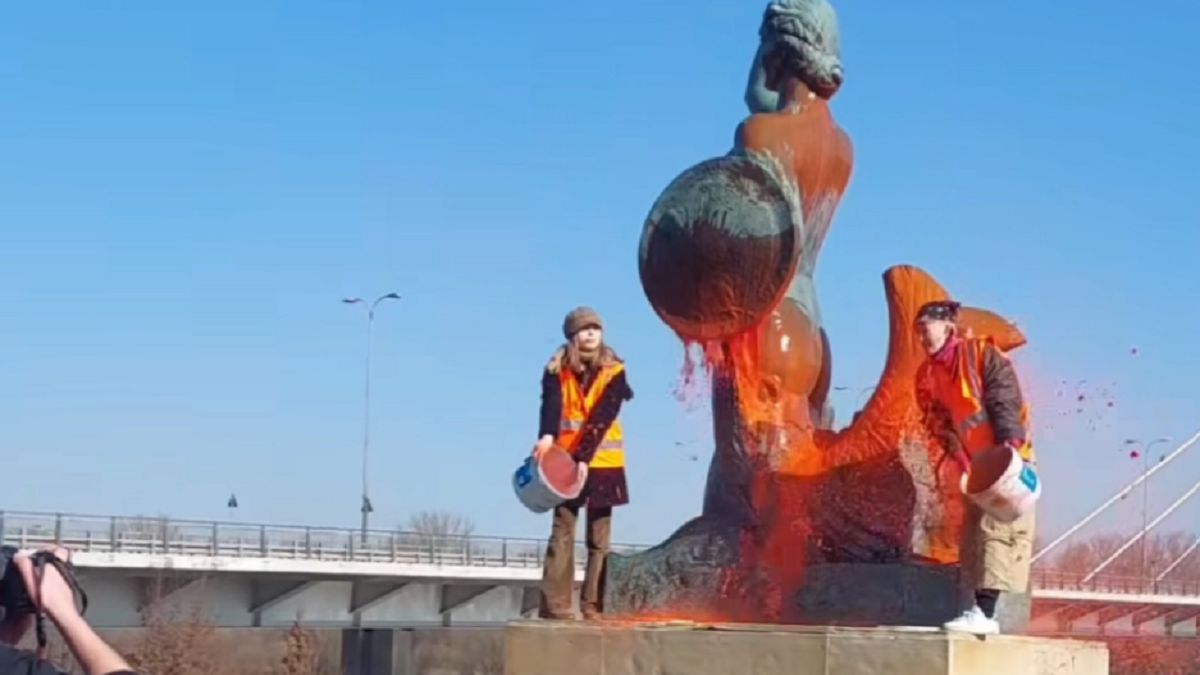 Aktywistki zniszczyły pomnik Syrenki. Ich tłumaczenie wbija w fotel. 