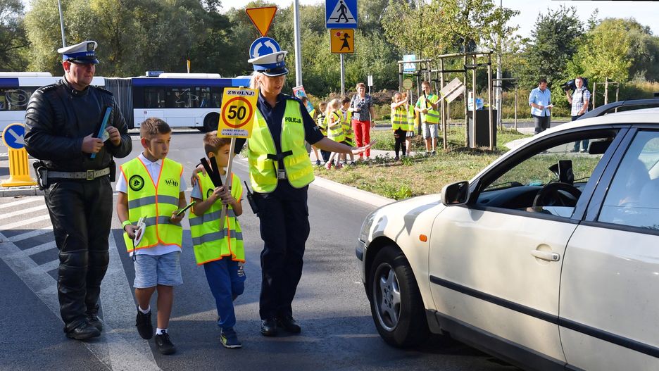 policja z dziećmi