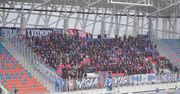 Opole: Itaka Arena wypełniona po brzegi. Sektor gości z kibicami Wisły Kraków również