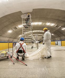 Warszawa. Malowany jest strop na stacji Wierzbno