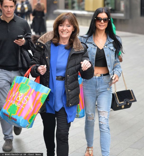 Vicki Michelle z serialu "Allo, Allo" z córką na zakupach w Londynie