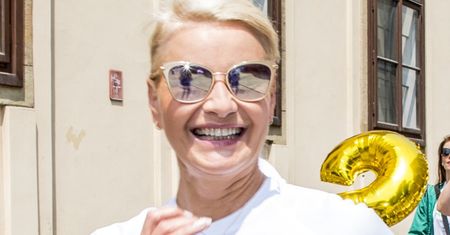Wskoczyła w sukienkę maxi. Kolor bije po oczach