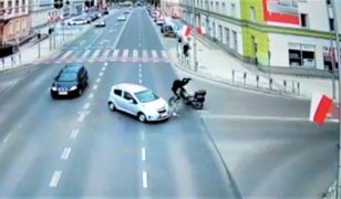 Groźne zderzenie osobówki z motocyklem. Nagranie z Zielonej Góry