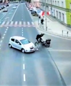 Groźne zderzenie osobówki z motocyklem. Nagranie z Zielonej Góry