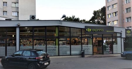 Groza w Carrefourze na warszawskim Mokotowie. "Wszedł z siekierą do sklepu"