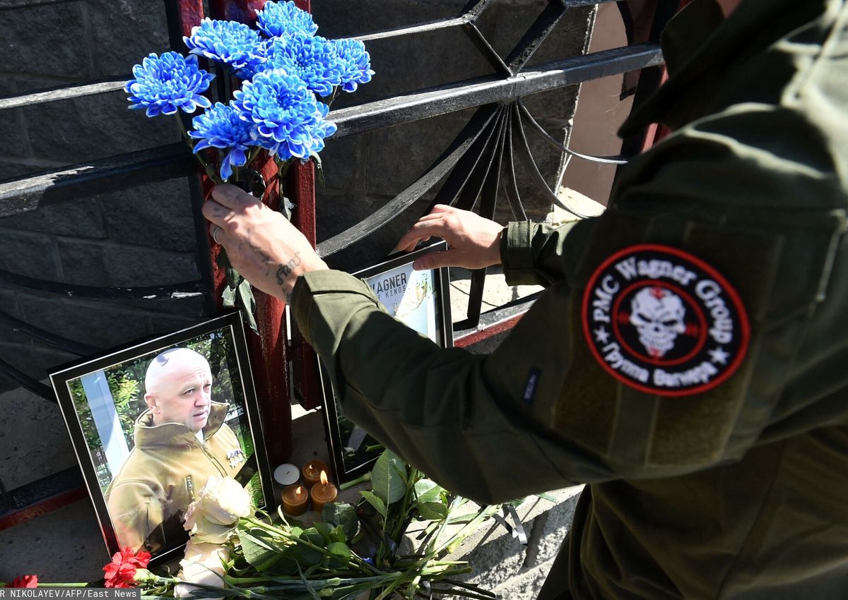 Bojownicy grupy Wagnera w miejscu upamiętnienia szefa organizacje w Nowosybirsku