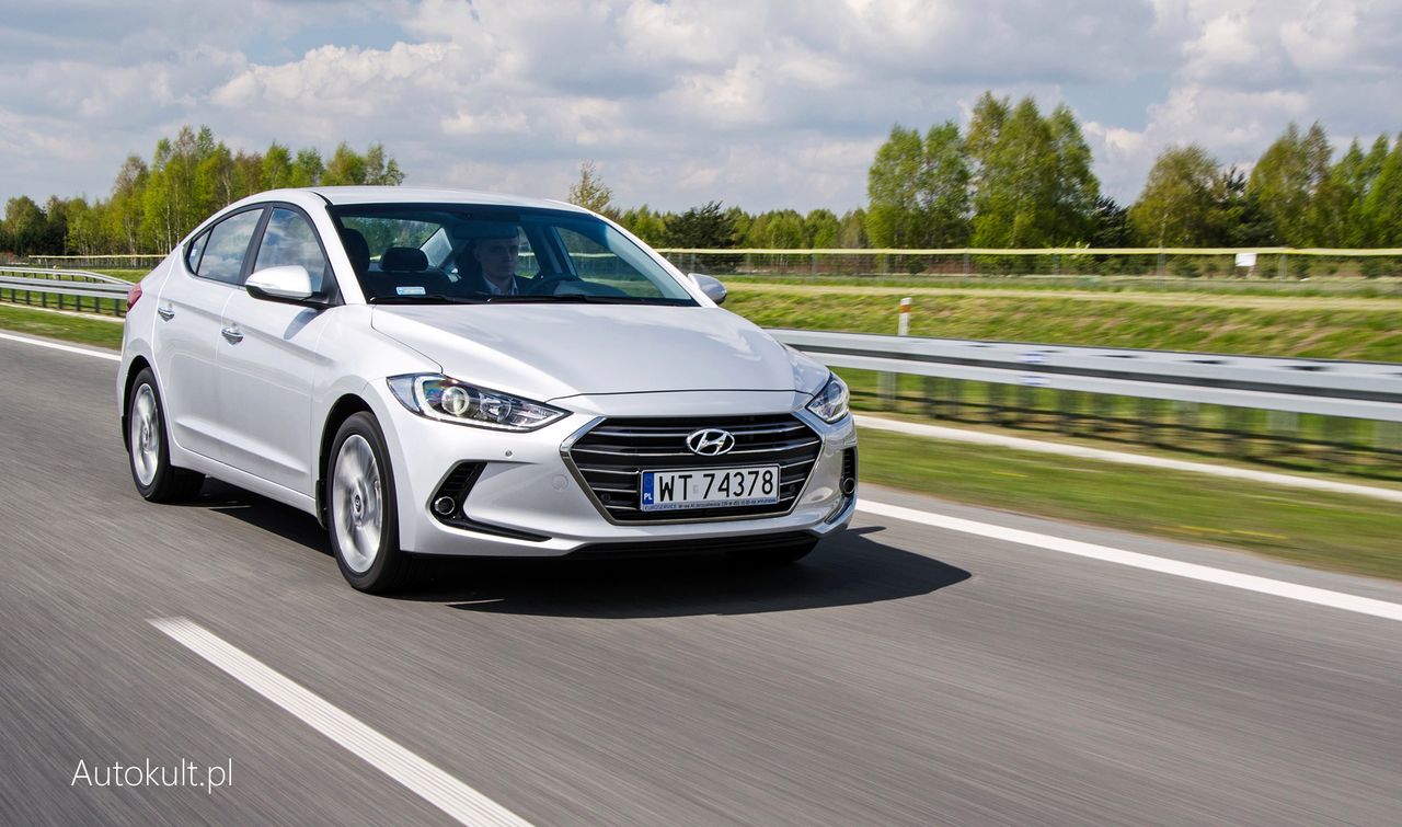 Nowy Hyundai Elantra 1.6 MPI (2016) - zdjęcia, wnętrze, bagażnik