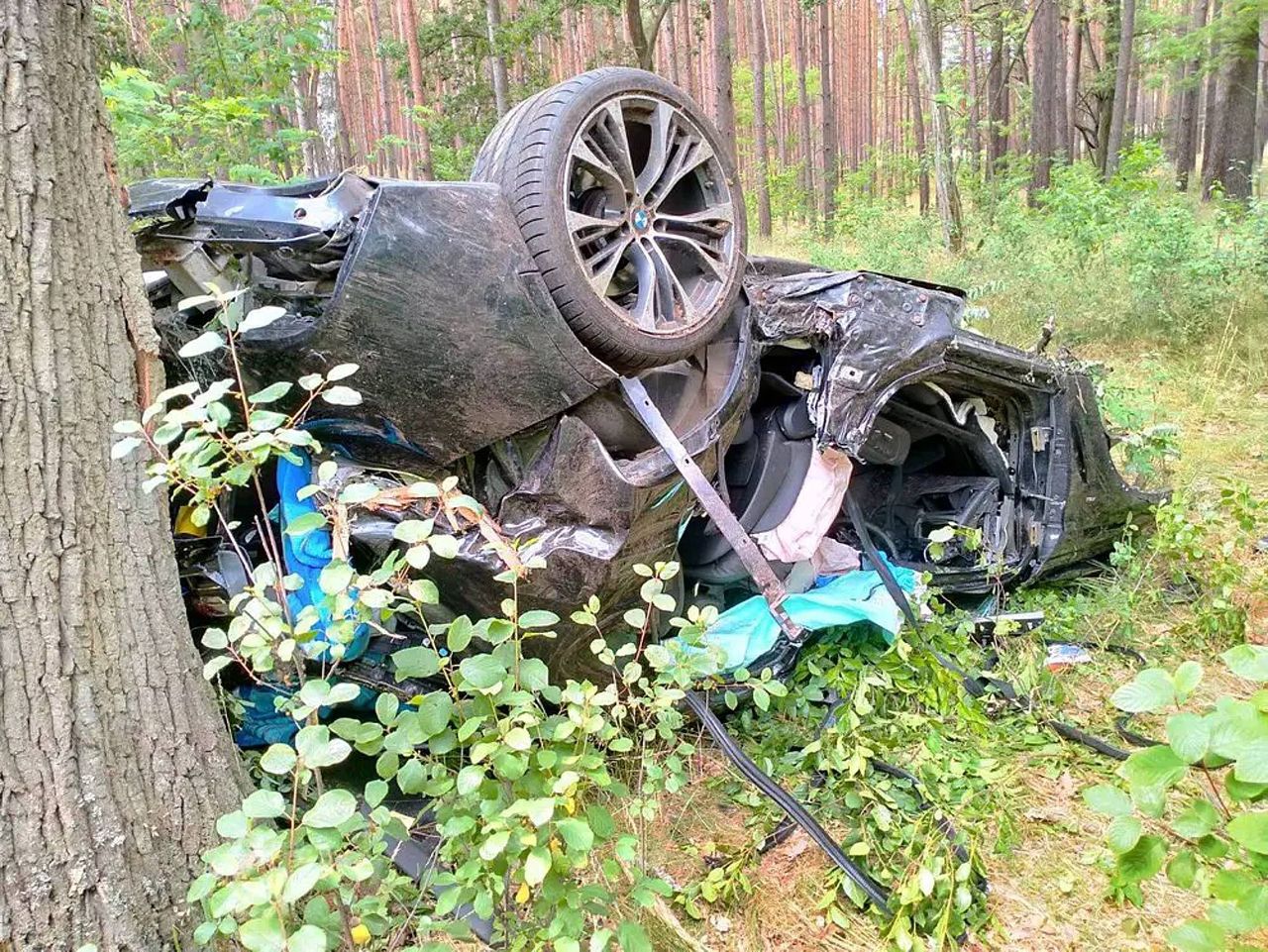 Śmiertelny wypadek pod Krosnem Odrzańskim. Kierowca BMW uciekając policji uderzył w drzewo. Nie żyje