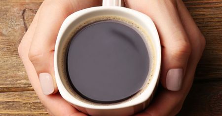 Zamiast cukru czy mleka Greczynki dodają do kawy inny składnik. Wystarczy łyżeczka, a boczki znikają