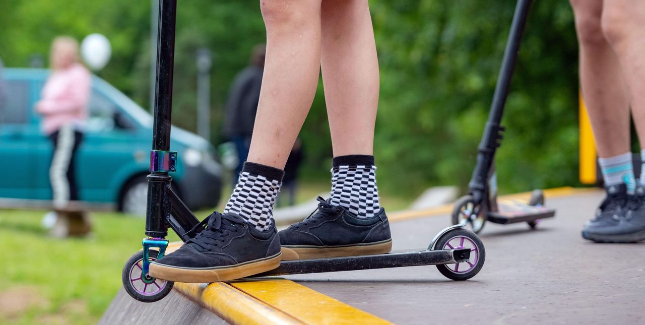 10-latek bez kasku przewrócił się na hulajnodze w Skateparku przy Orlen Arenie!